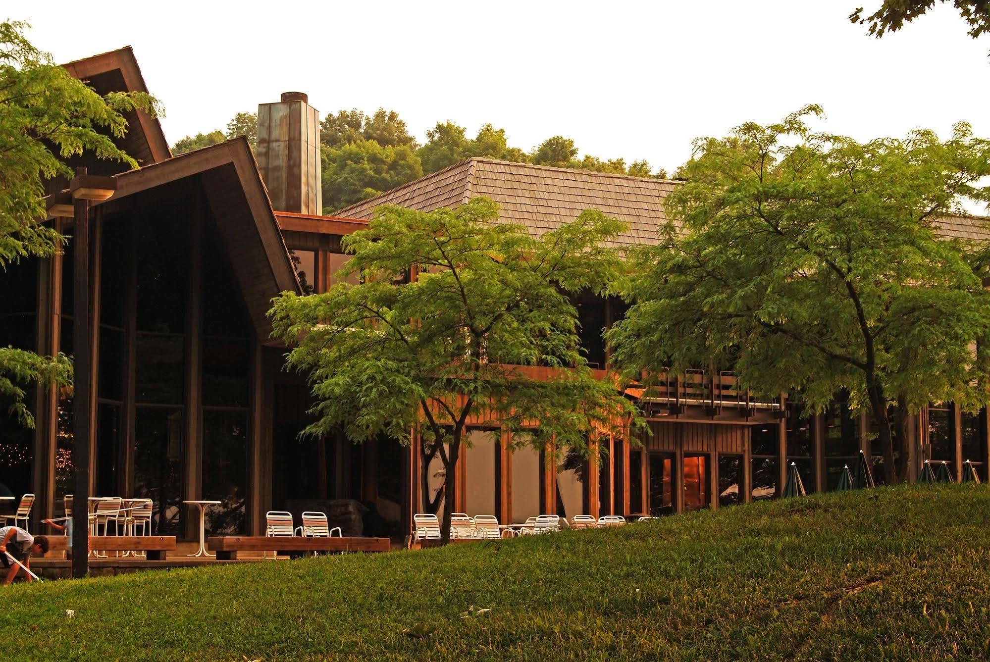 Mohican Lodge And Conference Center Perrysville Екстериор снимка